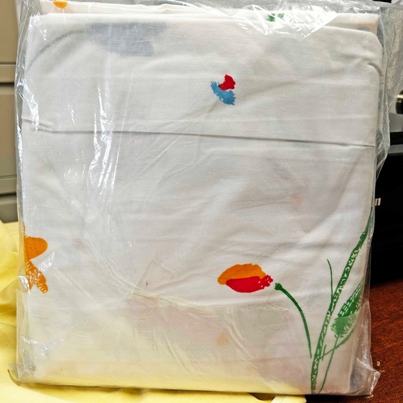 DRAPES, SEARS "ASTRID" 81 X 96 INCHES, WHITE WITH CONTEMPORARY FLORAL, POLY/COTT - Picture 3 of 7